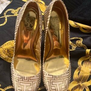 tory burch gold shoes used in good conditio